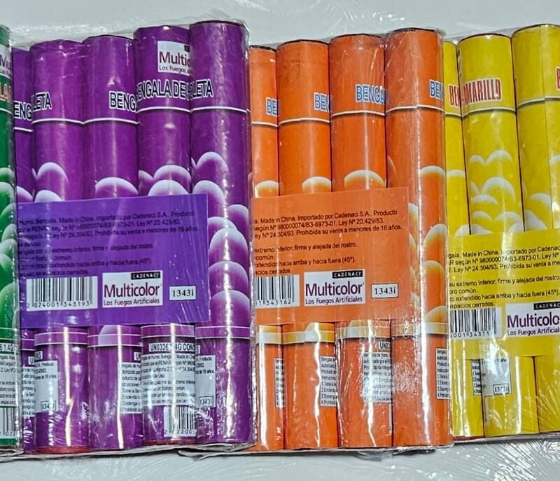 BENGALA DE HUMO DISPLAY X5- Bengala de mano con efecto de humo (azul, amarillo, rojo, verde, blanco, naranja, rosa, celeste, violeta o negro). Medida 18 cm de largo x 2,5 cm de diametro